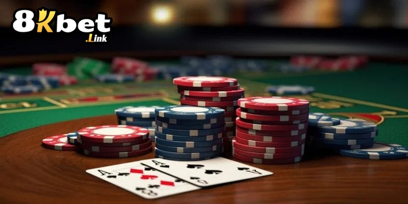 Poker Face 8Kbet Bí quyết thắng cược từ cao thủ 8Kbet 3 Mỗi tổ hợp bài trong Poker Face 8Kbet có một giá trị riêng, và người chơi cần hiểu rõ sự mạnh yếu của từng tổ hợp để đưa ra quyết định chính xác. Dưới đây là bảng xếp hạng các tổ hợp bài từ mạnh nhất đến yếu nhất: